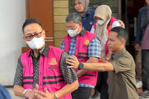 Petugas membawa tersangka di kasus dugaan korupsi proyek PDNS di Kejari Jakarta Pusat, Kamis (22/5/2025). Foto: Abid Raihan/kumparan