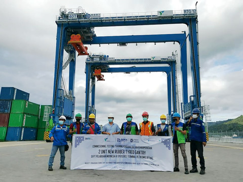 Rubber Tyred Gantry (RTG) dibeli Pelindo Terminal Petikemas untuk TPK Betung pada tahun 2020 dalam kondisi baru. Foto: Dok. Pelindo