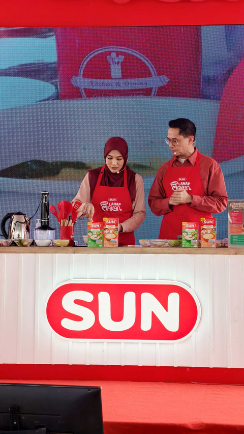 Alyssa Soebandono dan Dude Herlino saat demo memasak di acara SUN Gerakan Lahap Makan di Kecamatan Curug, Tangerang. Foto: kumparan