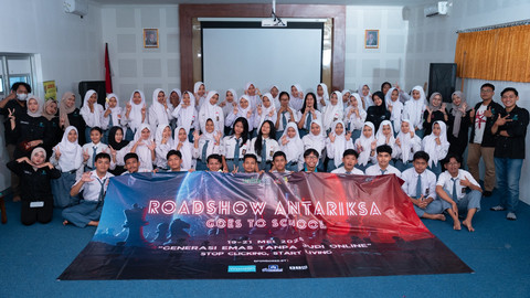 Roadshow 'Antariksa 2025 Goes to School' oleh mahasiswa Ilkom UNISA Yogya, berikan edukasi bahaya judol kepada pelajar-pelajar DIY. Foto: Dok. UNISA Yogya