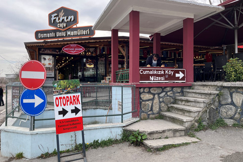 Suasana pintu masuk menuju Desa Cumalikizik yang terletak di kaki Gunung Uluda di kota Bursa, Turki. Foto: Ela Nurlaela/kumparan