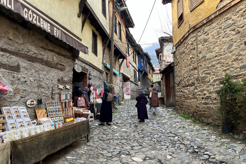 Terlihat warga setempat yang menjajakan dagangan mereka di sepanjang jalan Foto: Ela Nurlaela/kumparan