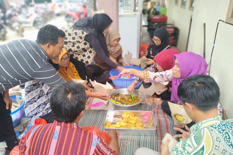 Dapur umum yang didirikan Kemensos untuk korban banjir dan tanah longsor di Kabupaten Trenggalek, Jawa Timur. Foto: Kemensos RI