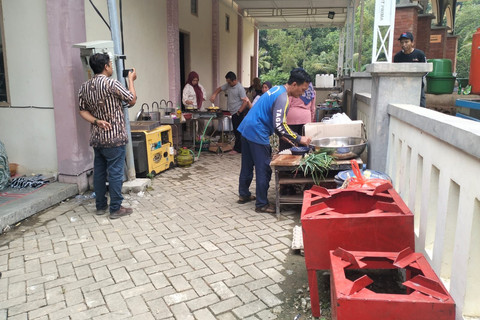 Dapur umum yang didirikan Kemensos untuk korban banjir dan tanah longsor di Kabupaten Trenggalek, Jawa Timur. Foto: Kemensos RI