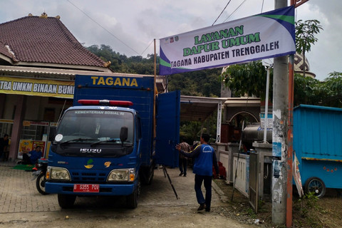 Dapur umum yang didirikan Kemensos untuk korban banjir dan tanah longsor di Kabupaten Trenggalek, Jawa Timur. Foto: Kemensos RI