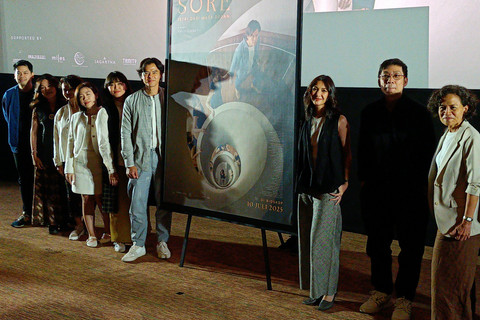 Konferensi pers peluncuran trailer dan poster film Sore Istri dari Masa Depan di Kawasan Kuningan, Jakarta Selatan. Foto: Aprilandika Pratama/kumparan