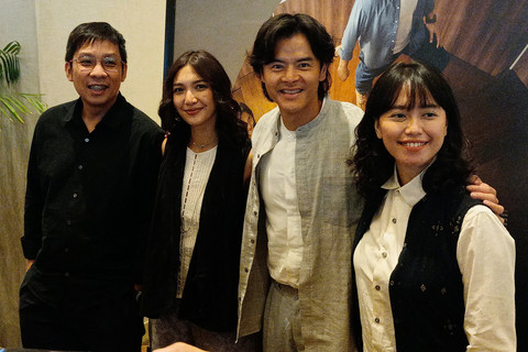 Konferensi pers peluncuran trailer dan poster film Sore Istri dari Masa Depan di Kawasan Kuningan, Jakarta Selatan.   Foto: Aprilandika Pratama/kumparan