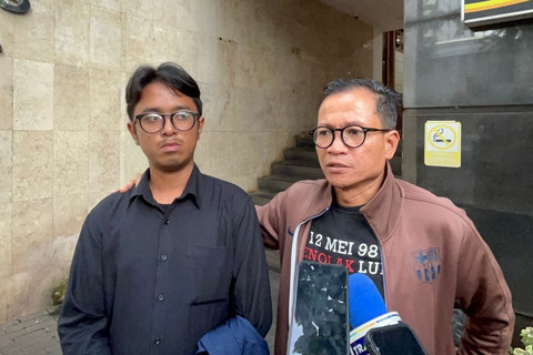 Direktur Eksekutif Amnesty Internasional Indonesia Usman Hamid dan Juan, salah satu mahasiswa Trisakti saat di temui di Polda Metro Jaya, Jakarta Selatan, Kamis (22/5/2025). Foto: Rayyan Farhansyah/kumparan