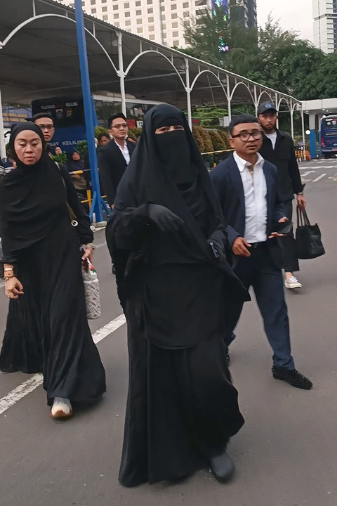 Umi Pipik dan Abidzar Al Ghifari sambangi Polda Metro Jaya, Kamis (22/5/2025). Foto: Giovanni/kumparan