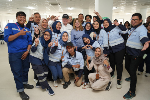 Chairman of the Board Freeport-McMoRan Richard C. Adkerson dan Presiden & CEO Freeport-McMoRan Kathleen Quirk di Smelter PTFI di Gresik. 