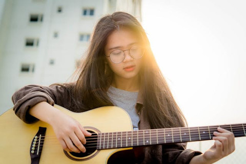 Ilustrasi chord pas aku dolan jebul. Sumber: pexels.com