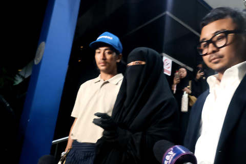 Umi Pipik dan Abidzar Al Ghifari sambangi Polda Metro Jaya, Kamis (22/5/2025). Foto: Giovanni/kumparan