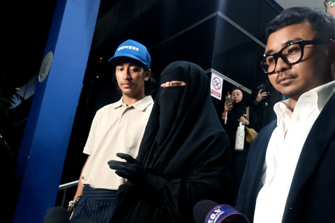 Umi Pipik dan Abidzar Al Ghifari sambangi Polda Metro Jaya, Kamis (22/5/2025). Foto: Giovanni/kumparan