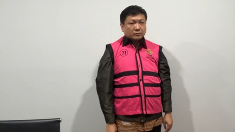 Mantan Dirut PT Sri Rejeki Isman Tbk (Sritex) Iwan Setiawan Lukminto mengenakan rompi tahanan usai menjalani pemeriksaan di Gedung Bundar Jampidsus Kejaksaan Agung (Kejagung), Jakarta, Rabu (21/5/2025) Foto: Youtube/KEJAKSAAN RI