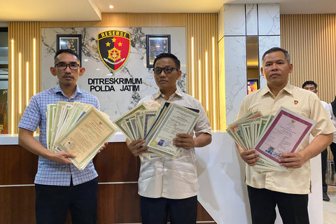 Sejumlah ijazah mantan pegawainya Sentoso Seal yang ditahan oleh pemilik perusahaan, Kamis (22/5/2025). Foto: Farusma Okta Verdian/kumparan