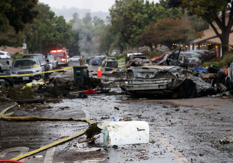 Kondisi usai sebuah pesawat kecil jatuh di kawasan California, Amerika Serikat. Foto: Sandy Huffaker / AFP