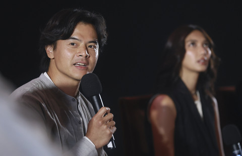 Aktor Dion Wiyoko bersama artis Sheila Dara saat konferensi pers launchin poster dan trailer film Sore di Epicentrum, Jakarta, Kamis, (22/05/2025). Foto: Agus Apriyanto