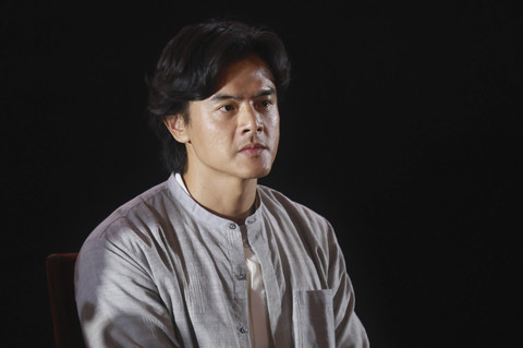 Aktor Dion Wiyoko saat konferensi pers launchin poster dan trailer film Sore di Epicentrum, Jakarta, Kamis, (22/05/2025). Foto: Agus Apriyanto