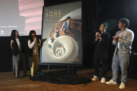 Aktor Dion Wiyoko bersama artis Sheila Dara saat konferensi pers launching poster dan trailer film Sore di Epicentrum, Jakarta, Kamis, (22/05/2025). Foto: Agus Apriyanto