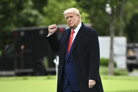 Presiden AS Donald Trump melambaikan tangan saat berjalan menuju Helikopter Marine One di Gedung Putih, Washington DC, Amerika Serikat, Kamis (22/5/2025). Foto: Mandel Ngan/AFP