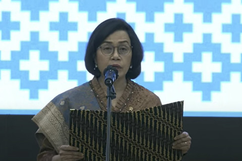 Menteri Keuangan Sri Mulyani menyampaikan paparan saat pelantikan pejabat eselon 1 Kementerian Keuangan di kementerian Keuangan, Jakarta, Jumat (23/5/2025). Foto: Youtube/  Kemenkeu RI