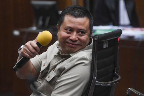 Mantan kader PDI Perjuangan Saeful Bahri bersaksi dalam sidang kasus dugaan suap proses pergantian antarwaktu (PAW) anggota DPR dan perintangan penyidikan dengan terdakwa Hasto Kristiyanto di Pengadilan Tipikor, Jakarta, Kamis (22/5/2025). Foto: Muhammad Adimaja/ANTARA FOTO