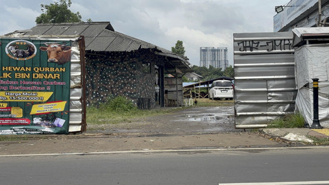 Lahan milik BMKG yang diduga diduduki oleh ormas GRIB di Pondok Betung, Tangerang Selatan, Jumat (23/5/2025). Foto: Abid Raihan/kumparan