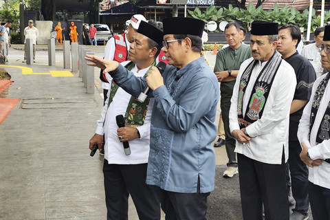Gubernur DKI Jakarta Pramono Anung meninjau revitalisasi trotoar di kawasan Blok M, Jakarta Selatan, Jumat (23/5/2025). Foto: Alya Zahra/kumparan 