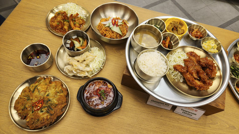 Aneka makanan Korea yang tersaji di 88SEOUL Central Park Jakarta (22/5/25). Foto: Azalia Amadea/kumparan