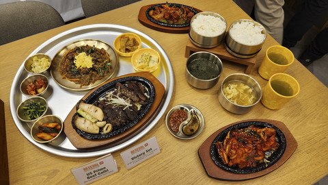 Aneka makanan Korea yang tersaji di 88SEOUL Central Park Jakarta (22/5/25). Foto: Azalia Amadea/kumparan