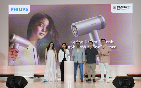[Ki-Ka] Enzy Storia, Aktris dan Publik Figur, Grace Devina, Marketing Lead Philips Personal Health Indonesia, Abimanyu Dutta, Commercial Leader Philips Personal Health Indonesia, Jansen Gani, Head of Merchandising, Foto: Philips