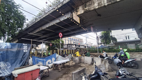 Penampakan perlintasan sebidang Roxy yang memotong Jalan Kyai Tapa, Cideng, Gambir, Jakarta Pusat, pada Jumat (23/5/2025). Foto: Thomas Bosco/kumparan