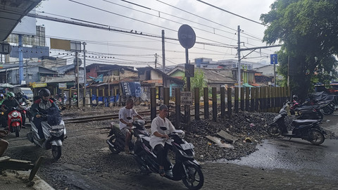 Penampakan perlintasan sebidang Roxy yang memotong Jalan Kyai Tapa, Cideng, Gambir, Jakarta Pusat, pada Jumat (23/5/2025). Foto: Thomas Bosco/kumparan