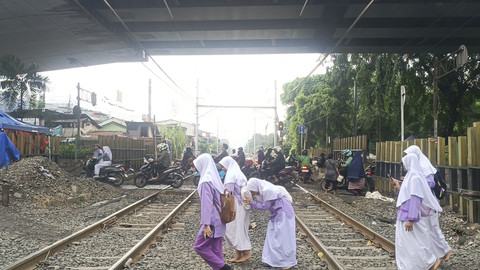 Penampakan perlintasan sebidang Roxy yang memotong Jalan Kyai Tapa, Cideng, Gambir, Jakarta Pusat, pada Jumat (23/5/2025). Foto: Thomas Bosco/kumparan