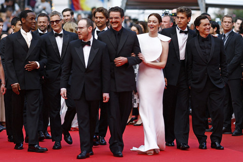 Aktor Pedro Pascal, Joaquin Phoenix, Emma Stone, dan Austin Butler di karpet merah penayangan film "Eddington" di Festival Film Cannes, Minggu (18/5/2025). Foto: Manon Cruz/Reuters