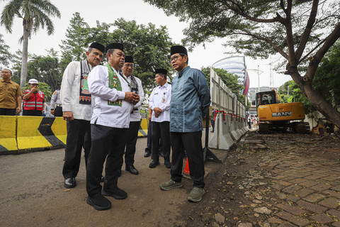 Gubernur DKI Jakarta Pramono Anung meninjau revitalisasi trotoar di kawasan Blok M, Jakarta Selatan, Jumat (23/5/2025). Foto: Iqbal Firdaus/kumparan