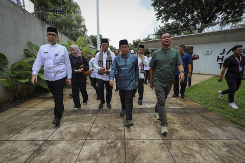 Gubernur DKI Jakarta Pramono Anung meninjau revitalisasi trotoar di kawasan Blok M, Jakarta Selatan, Jumat (23/5/2025). Foto: Iqbal Firdaus/kumparan