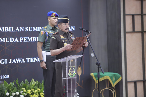 Jaksa Agung ST Burhanuddin melantik Hendro Dewanto menjadi Kepala Kejati Jateng dan Ponco Hartanto sebagai Sekretaris Jaksa Agung Muda Pembinaan (SesJAMBin). Foto: Dok. Kejagung
