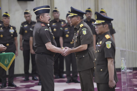 Jaksa Agung ST Burhanuddin melantik Hendro Dewanto menjadi Kepala Kejati Jateng dan Ponco Hartanto sebagai Sekretaris Jaksa Agung Muda Pembinaan (SesJAMBin). Foto: Dok. Kejagung