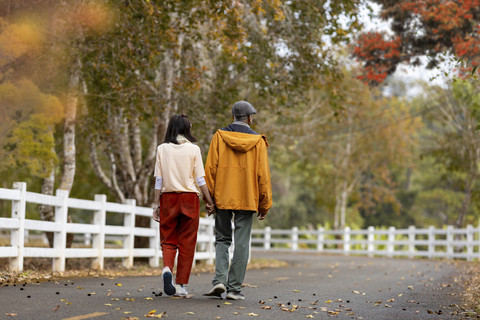 Ilustrasi orang berjalan kaki demi kesehatan. Foto: Shutterstock