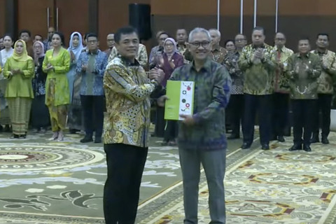 Dirjen Bea dan Cukai Letjen TNI (Purn) Djaka Budhi Utama (kiri).  Foto: Youtube/ Kemenkeu RI