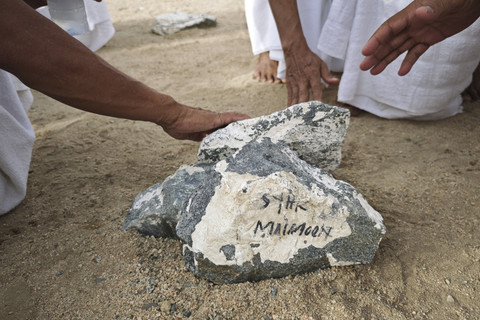 Jamaah calon haji Indonesia berziarah ke makam KH Maimoen Zubair di pemakaman Ma'la, Makkah, Arab Saudi, Jumat (25/5/2025). Foto: Andika Wahyu/ANTARA FOTO