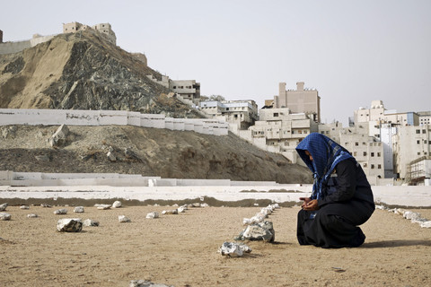 Peziarah asal Indonesia berdoa di makam KH Maimoen Zubair di pemakaman Ma'la, Makkah, Arab Saudi, Jumat (25/5/2025). Foto: Andika Wahyu/ANTARA FOTO