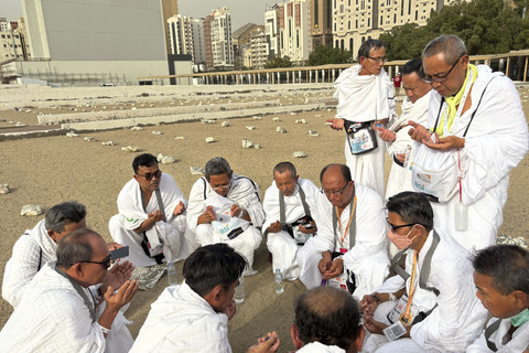 Sejumlah calon haji Indonesia berziarah di pemakaman Ma'la, Makkah, Arab Saudi, Jumat (25/5/2025). Foto: Moh Fajri/kumparan