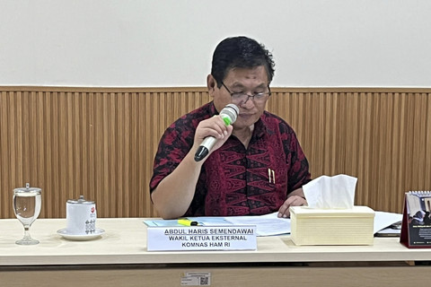 Wakil Ketua Eksternal Komnas HAM RI Abdul Haris Semendawai saat jumpa pers di Kantor Komnas HAM, Jakarta Pusat, Jumat (23/5/2025). Foto: Alya Zahra/kumparan 