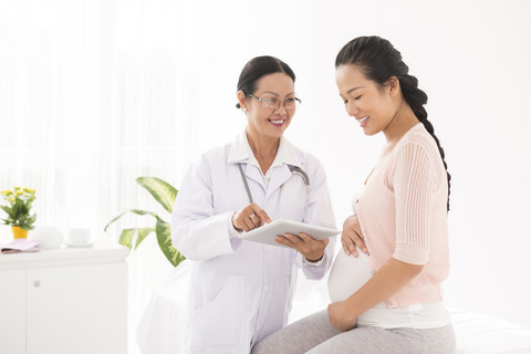 Ilustrasi ibu hamil melakukan pemeriksaan di dokter. Foto: Shutterstock