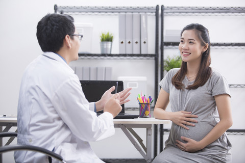 Ilustrasi ibu hamil melakukan pemeriksaan di dokter. Foto: Shutterstock