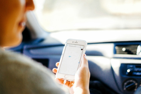 Ilustrasi Cara Pesan Tiket Kereta Api Online lewat HP. Sumber: Unsplash/Jackie Alexander