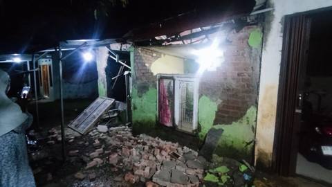 Tagana dan anggota tim SAR melakukan pendataan korban terdampak gempa magnitudo 6.3 yang terjadi pada Jumat (23/5/2025) di salah satu Posko di Bengkulu. Foto: Dok. Kemensos