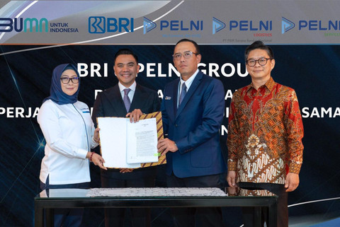 Direktur Corporate Banking BRI Riko Tasmaya (kedua dari kiri), Group Head of Infrastructure, Transportation, Oil & Gas Group BRI Yodi Herzaman (kedua dari kanan), Direktur Keuangan dan Manajemen Risiko PELNI Anik Hidayat (kiri), dan Direktur Utama Pelni Services Sukendra (kanan) pada penandatanganan perjanjian kerja sama fasilitas Notional Pooling di BRILian Centre Jakarta pada Senin (19/5). Foto: Dok. BRI